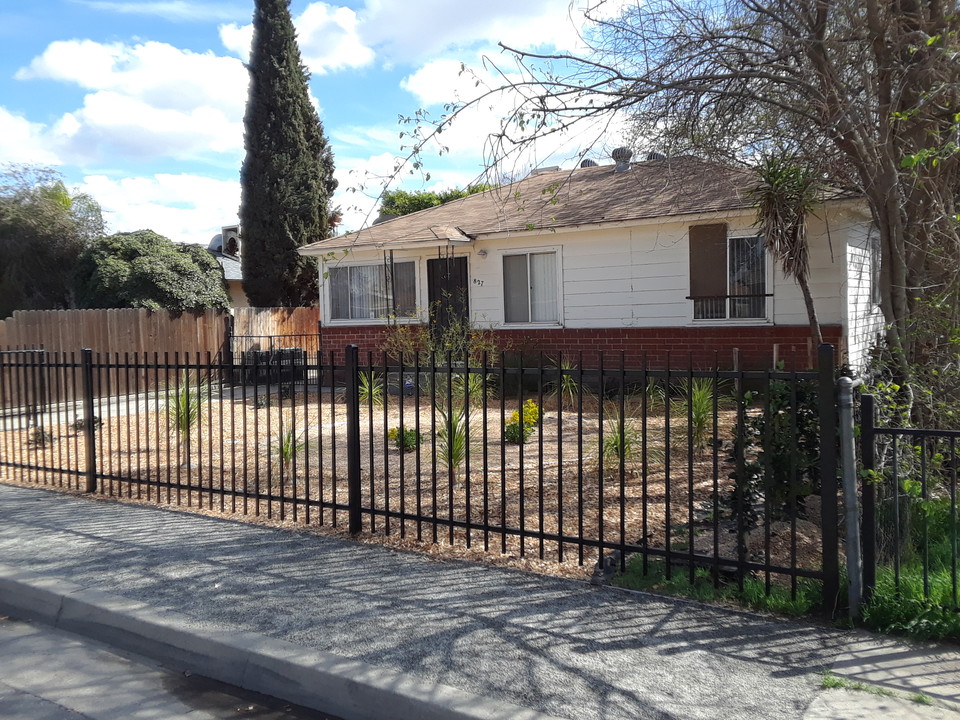 House + Triplex Located close to Downtown in Bakersfield, CA - Building Photo