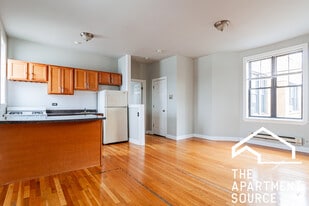 723 W Barry Ave, Unit A3 in Chicago, IL - Building Photo