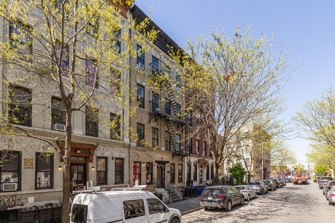 317 Jefferson St in Brooklyn, NY - Building Photo