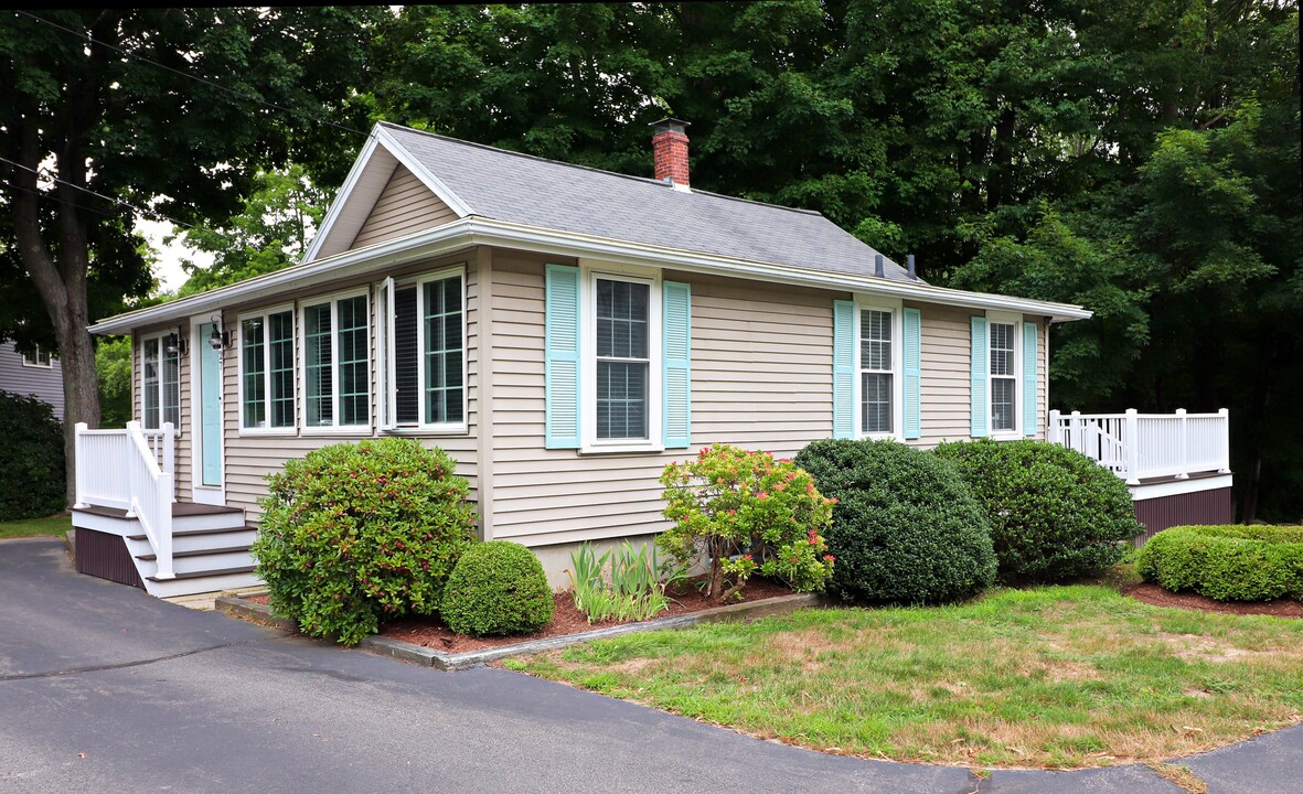 27 Pioneer Rd in Rye, NH - Building Photo