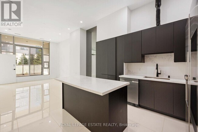 637-637 Lake Shore Blvd W in Toronto, ON - Building Photo - Building Photo