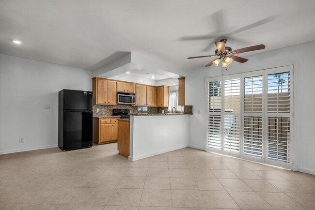 810 Edgewood St, Unit 105 in Inglewood, CA - Foto de edificio - Building Photo