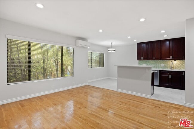 2488 Beachwood Dr in Los Angeles, CA - Building Photo - Building Photo