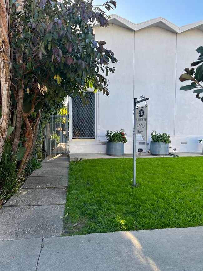 3719 Clarington Ave in Los Angeles, CA - Foto de edificio - Building Photo