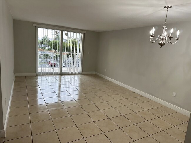 6950 Miami Gardens Dr in Hialeah, FL - Building Photo - Building Photo