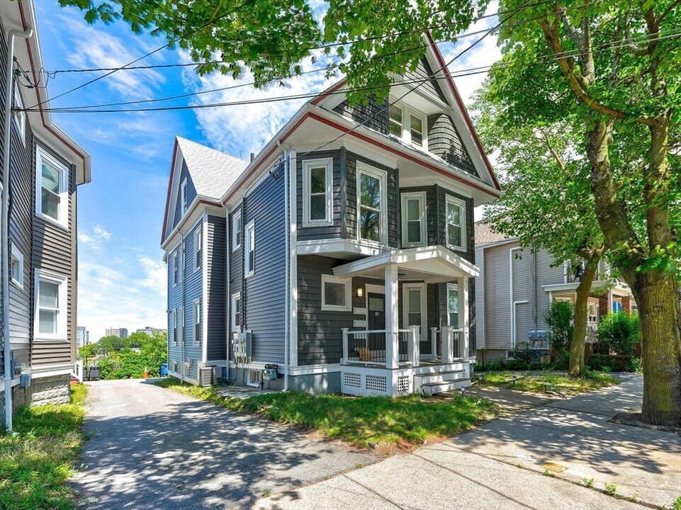 285 Medford St in Somerville, MA - Building Photo