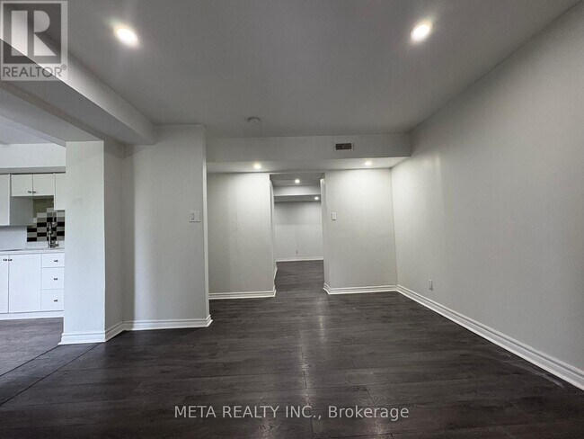 35 Duncombe Blvd in Toronto, ON - Building Photo - Building Photo
