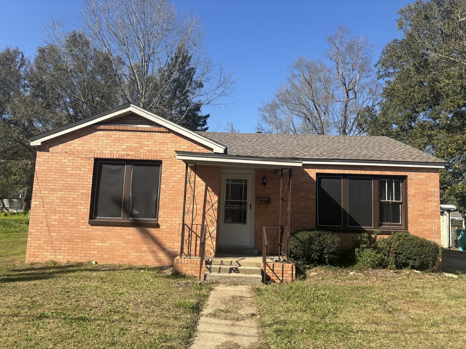 101 E White St in Opelousas, LA - Foto de edificio