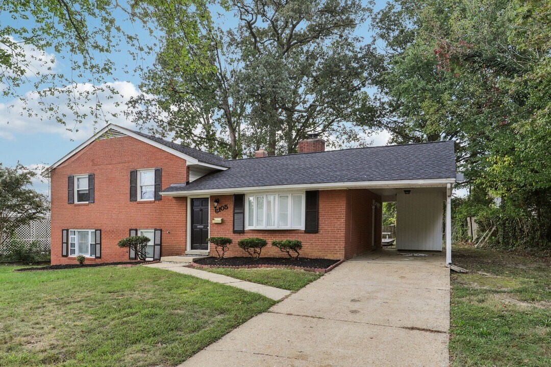6105 Hibbling Ave in Centreville, VA - Building Photo