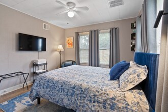 4726 Summit in Houston, TX - Building Photo - Building Photo
