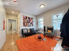 83 Newbury St, Unit 2 in Somerville, MA - Foto de edificio - Building Photo