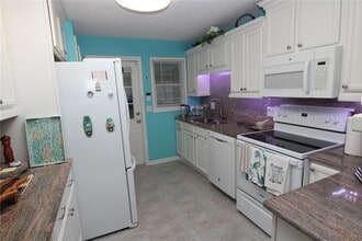 1207 Lakehouse Ct in Sun City Center, FL - Foto de edificio - Building Photo