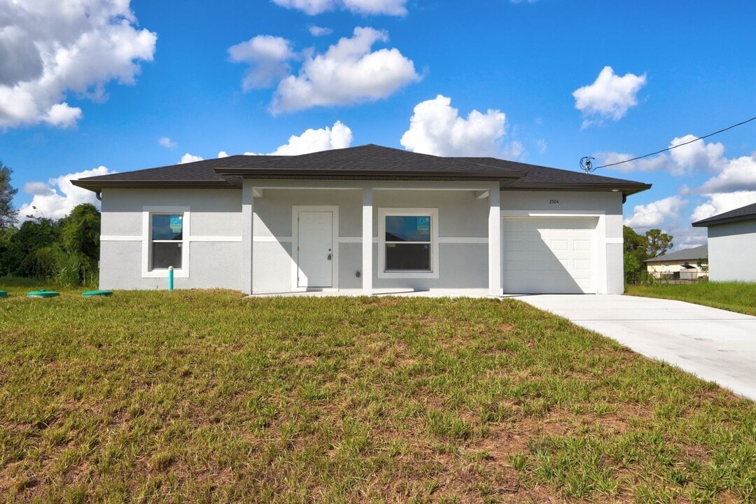2504 30th St SW in Lehigh Acres, FL - Building Photo
