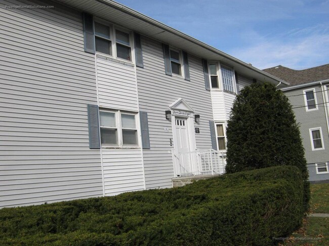 228 Oak Grove Ave, Unit 2 in Fall River, MA - Foto de edificio - Building Photo
