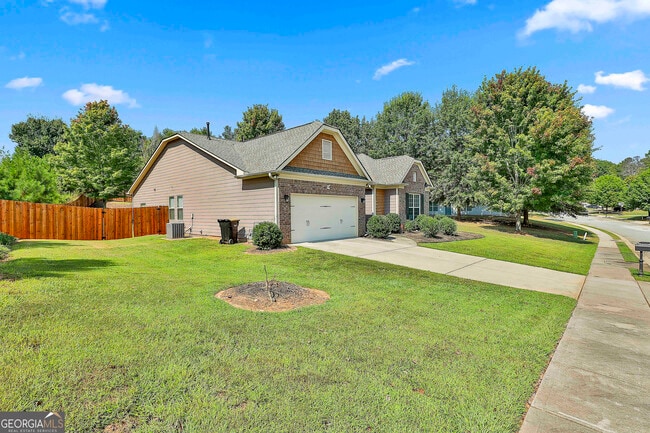 205 Inverness Ave in Newnan, GA - Foto de edificio - Building Photo