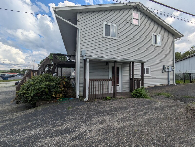 209 W Oak St in Ellettsville, IN - Building Photo