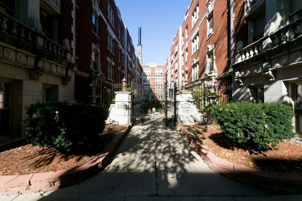 551 W Surf St in Chicago, IL - Building Photo