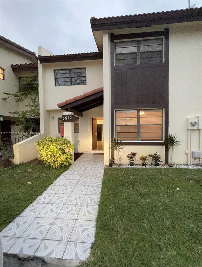 3812 SW 52nd Ave in Hollywood, FL - Foto de edificio - Building Photo