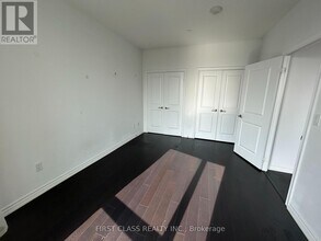 386 Yonge St in Toronto, ON - Building Photo - Building Photo