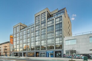 11-12 44th Dr in Long Island City, NY - Building Photo