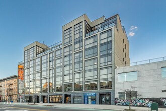 11-12 44th Dr in Long Island City, NY - Building Photo - Building Photo