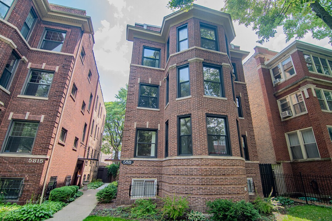 5811 N Winthrop Ave in Chicago, IL - Building Photo