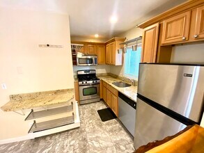 9 Arthur Ter, Unit 2 in Watertown, MA - Foto de edificio - Building Photo