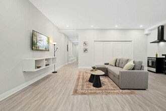 894 College St, Unit SI ID1524851P in Toronto, ON - Building Photo - Building Photo