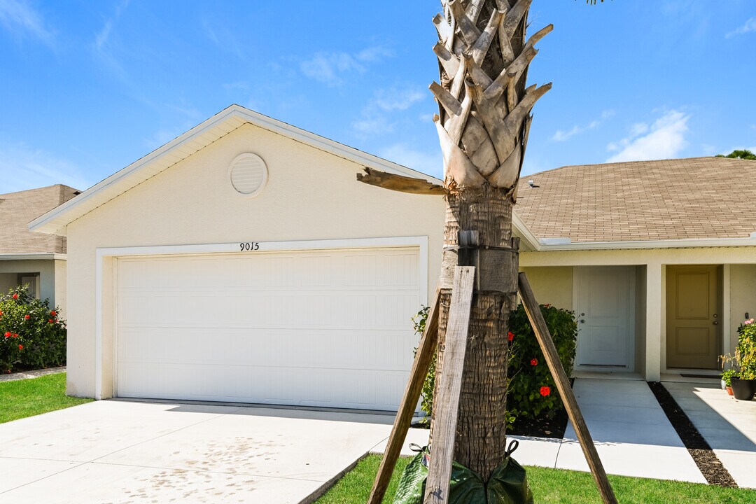 9015 Aegean Cir, Unit RH9-1127 in Lehigh Acres, FL - Foto de edificio