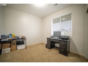 105 SW Falcon Ct in Boardman, OR - Building Photo - Building Photo