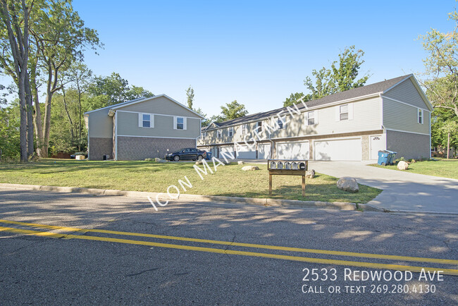 2533 Redwood Ave in Kalamazoo, MI - Foto de edificio - Building Photo