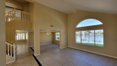 5660 W Abraham Ln in Glendale, AZ - Foto de edificio - Building Photo