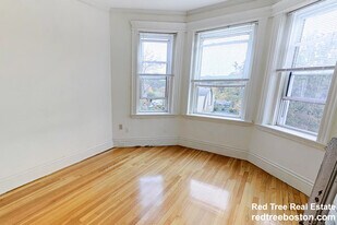 102 Queensberry St in Boston, MA - Building Photo