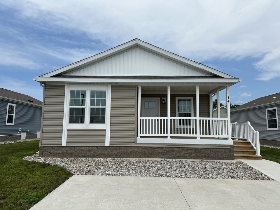 Ellis Landing in Norton Shores, MI - Foto de edificio