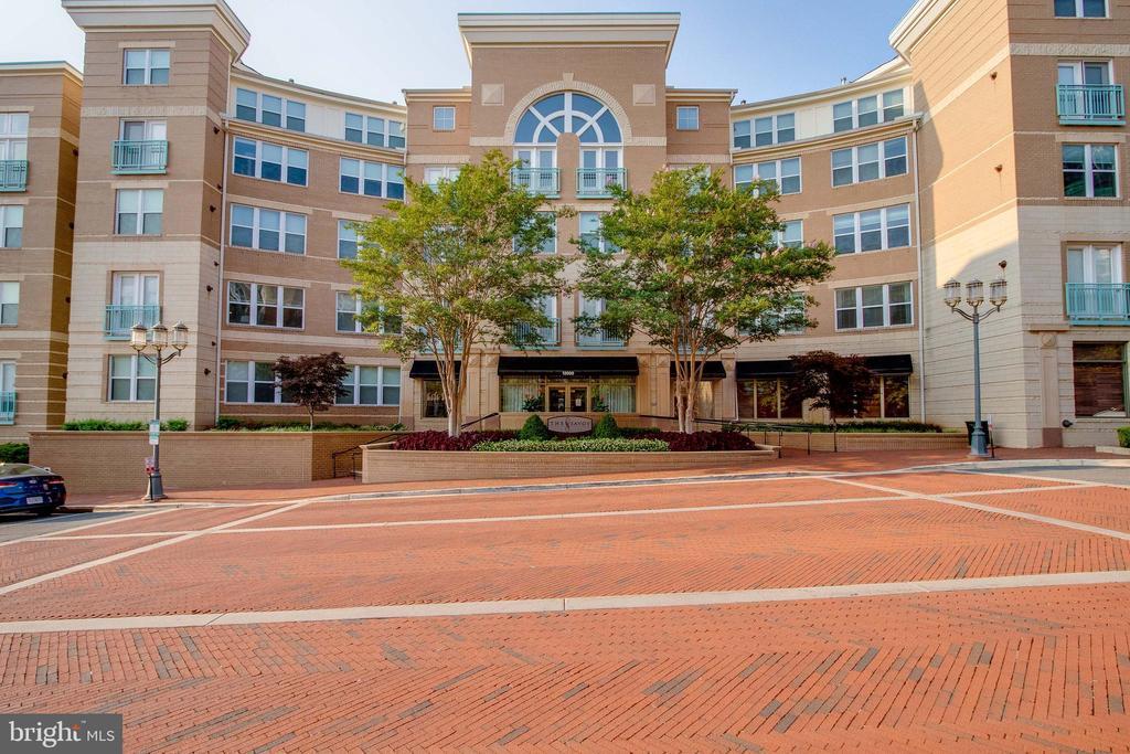 12000 Market St in Reston, VA - Building Photo