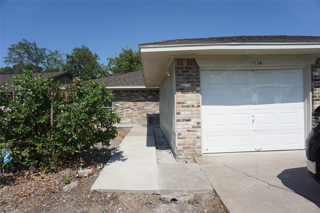 1913 Normal Park Dr in Huntsville, TX - Building Photo - Building Photo