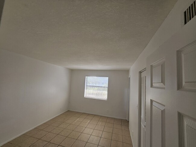 4800 NW 24th Ct in Lauderdale Lakes, FL - Building Photo - Building Photo