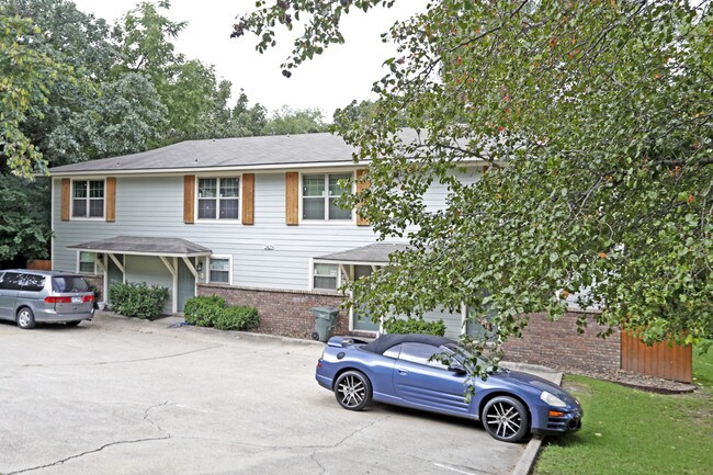 2429 N Brophy Ave in Fayetteville, AR - Foto de edificio - Building Photo
