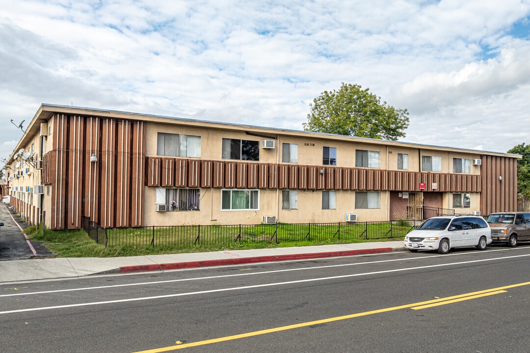 AJ Apartments in Pomona, CA - Foto de edificio