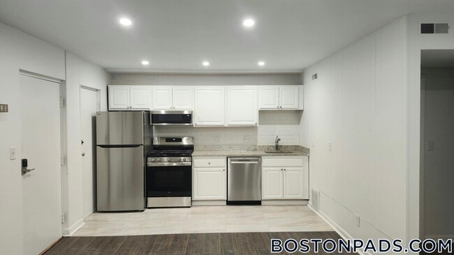 20 Hubbard Ave, Unit 1 in Cambridge, MA - Building Photo - Building Photo