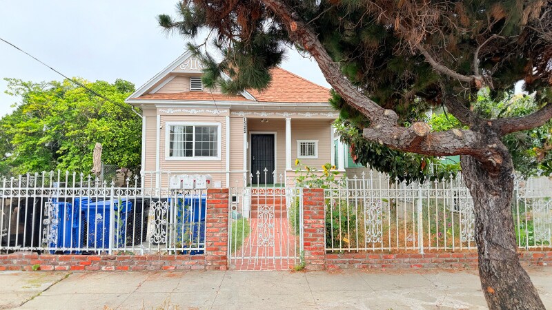 1522 W 29th St in Los Angeles, CA - Building Photo