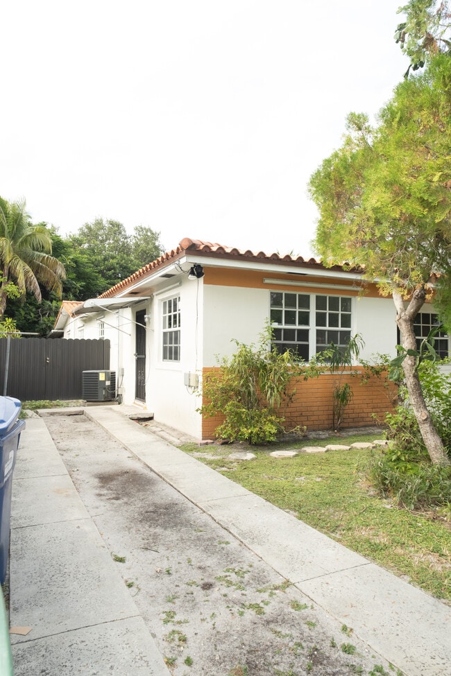 833 NW 106th St, Unit E