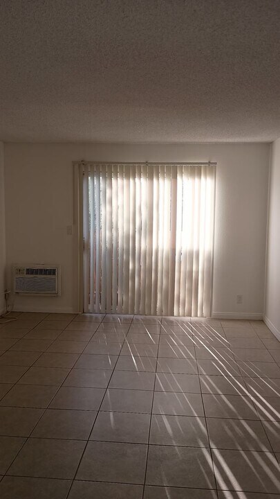 6114 Whitsett Ave in Los Angeles, CA - Building Photo