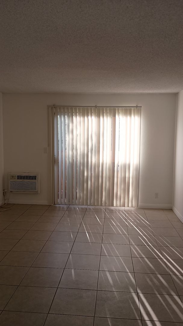 6114 Whitsett Ave