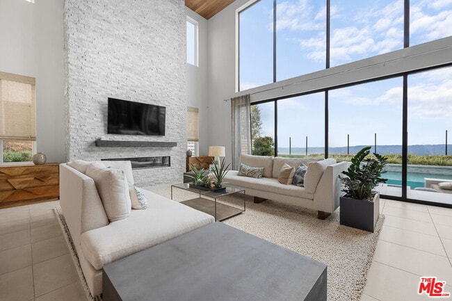 20378 Marlow Ln in Los Angeles, CA - Building Photo - Building Photo