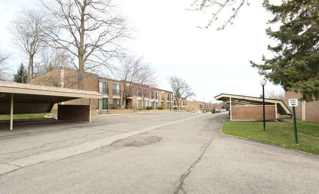 The Woods Condos in Livonia, MI - Building Photo - Building Photo