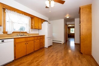 245 E Moreland Rd in Wooster, OH - Foto de edificio - Building Photo