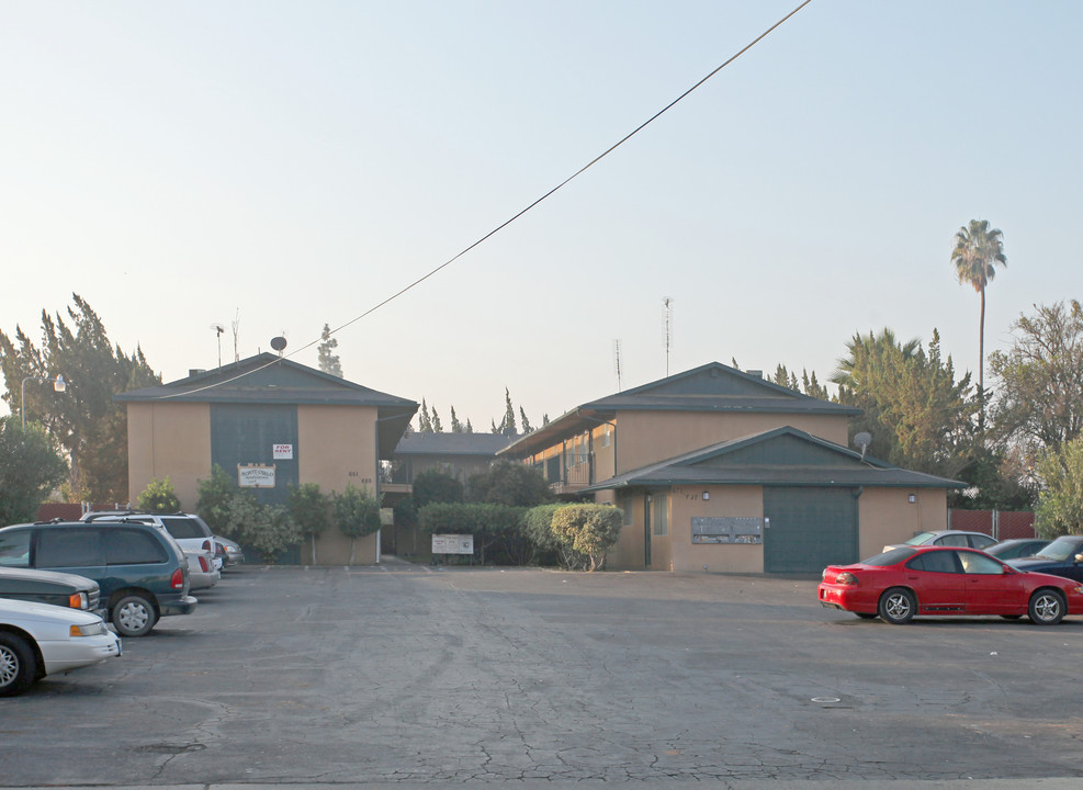 647-651 E Malone St in Hanford, CA - Building Photo