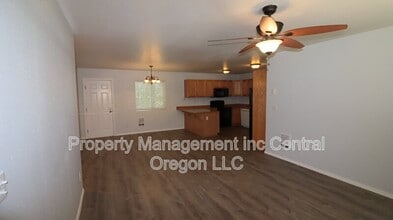 2010 NE Full Moon Dr in Bend, OR - Building Photo - Building Photo