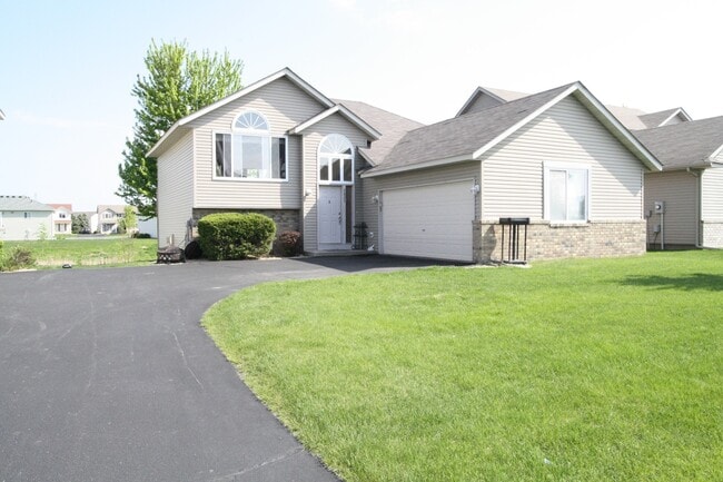 2827 18th Ave E in Shakopee, MN - Building Photo - Building Photo